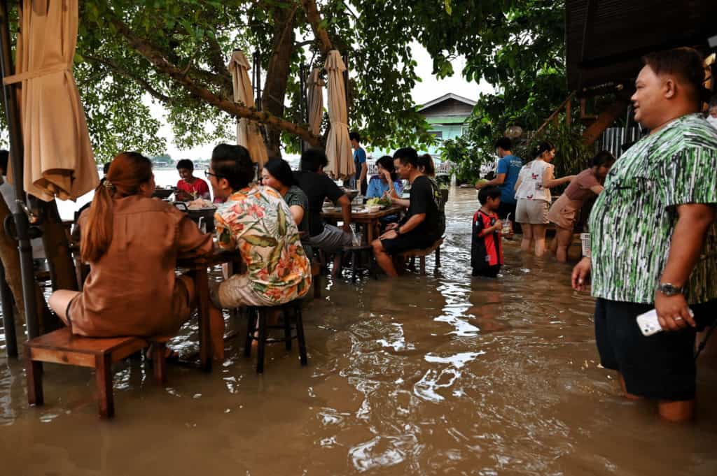 Diners Make Reservations to Eat in Floodwaters at Thai Restaurant