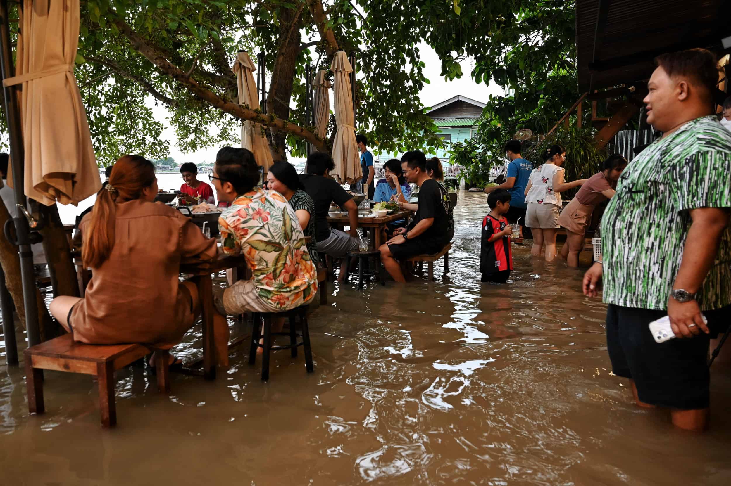 Diners Make Reservations to Eat in Floodwaters at Thai Restaurant Diners Make Reservations to Eat in Floodwaters at Thai Restaurant
