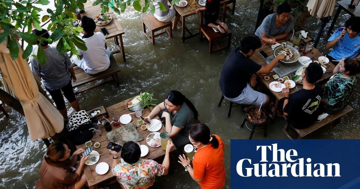 Thai restaurant makes waves as customers flock for flood dining – video | World news | The Guardian Thai restaurant makes waves as customers flock for flood dining – video | World news | The Guardian